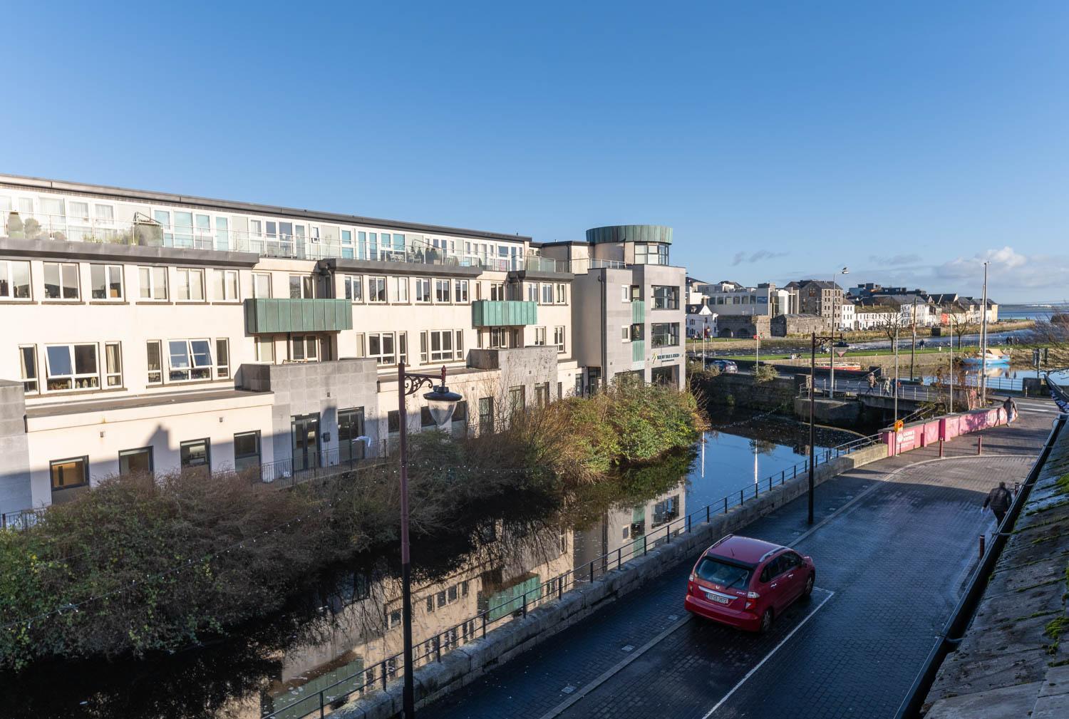 Modern Canal View Home, In City Centre, Sleeps 8 Голвей Екстер'єр фото