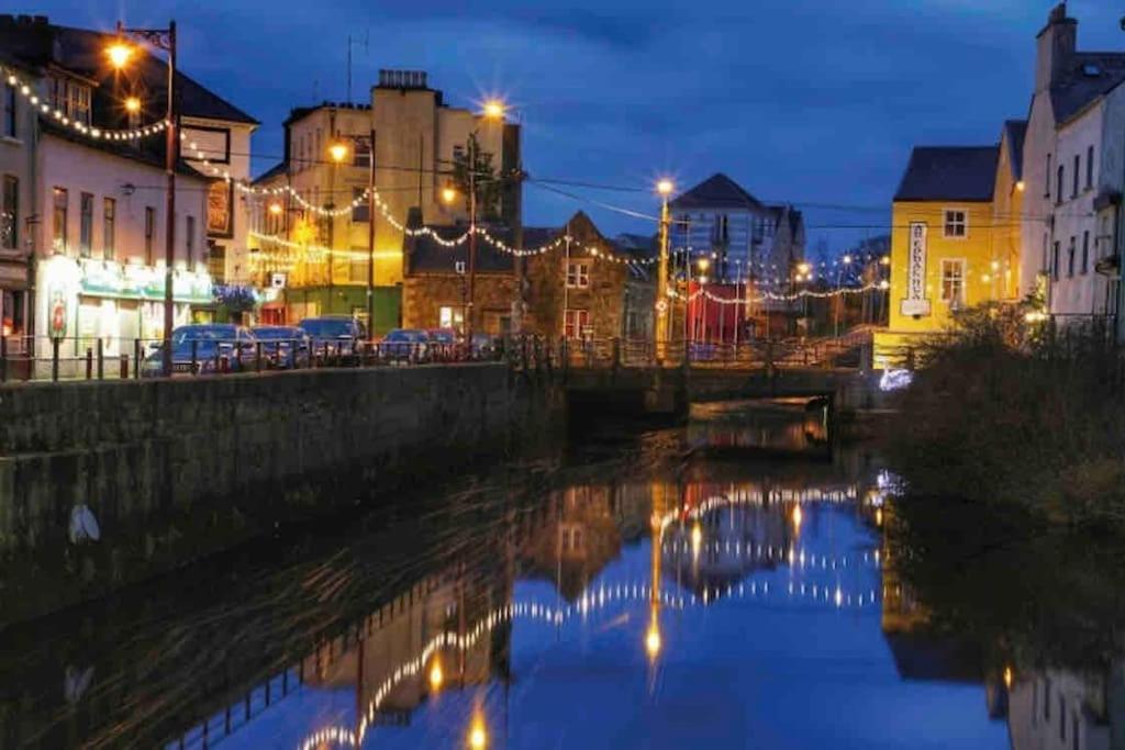 Modern Canal View Home, In City Centre, Sleeps 8 Голвей Екстер'єр фото